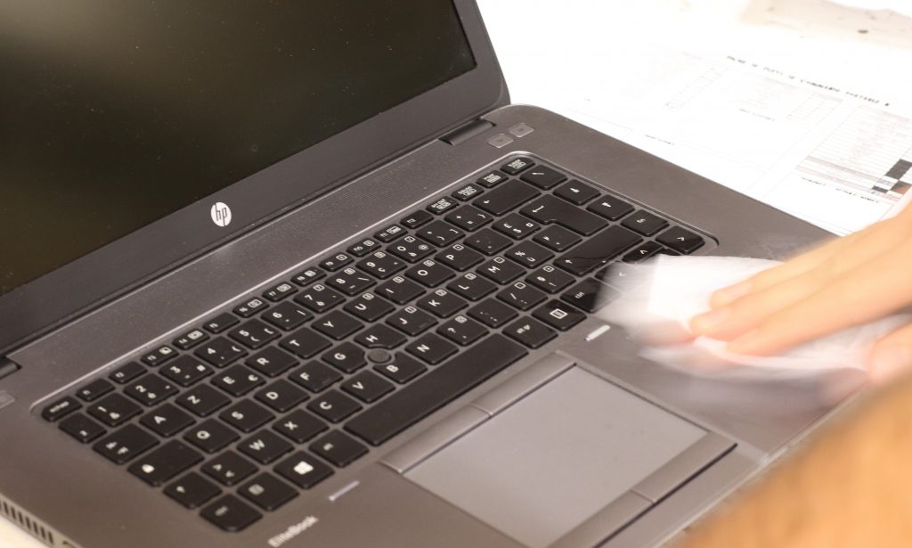 Comment nettoyer son clavier d'ordinateur ? - Blog SOSav